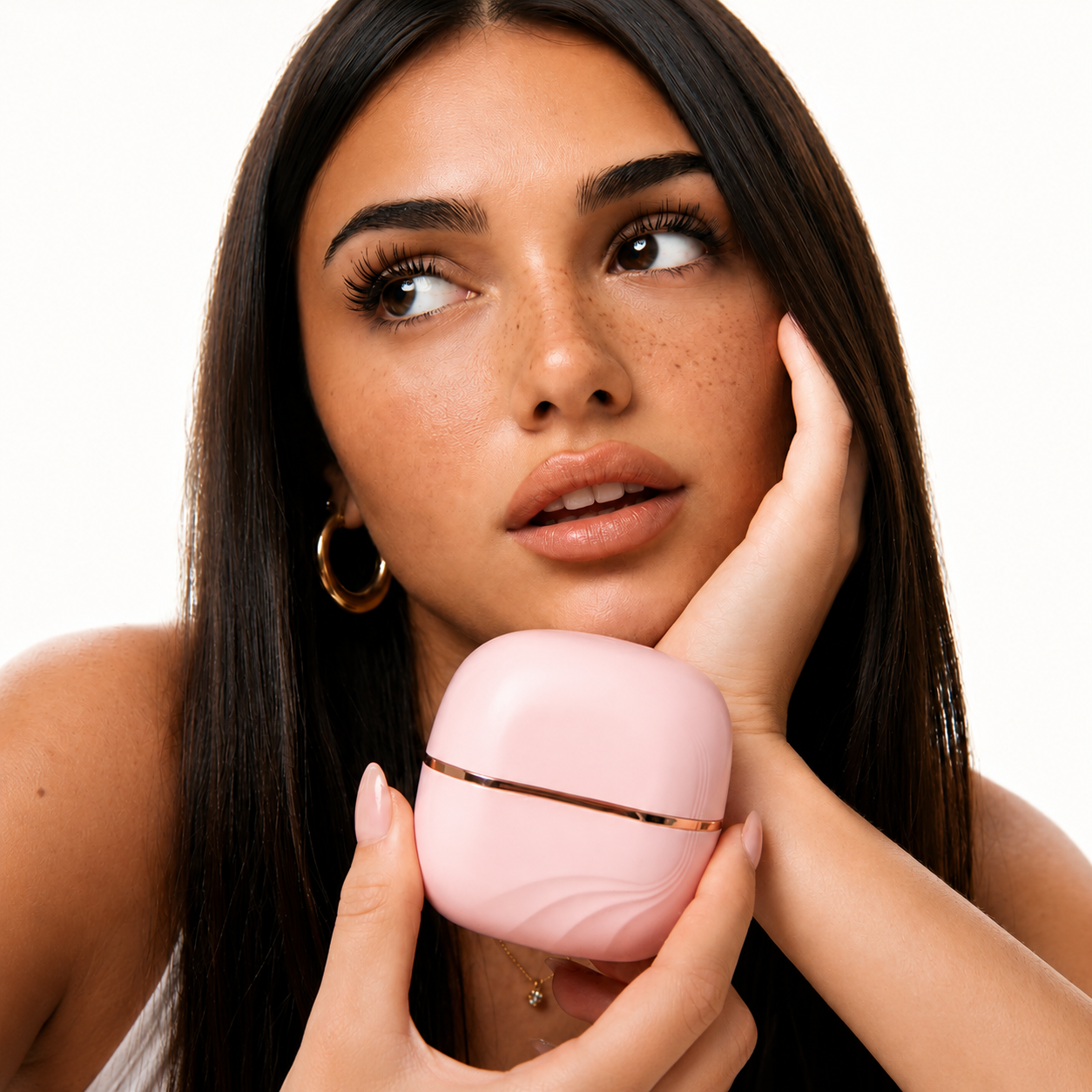 Žena drží růžový GlowBrush u tváře